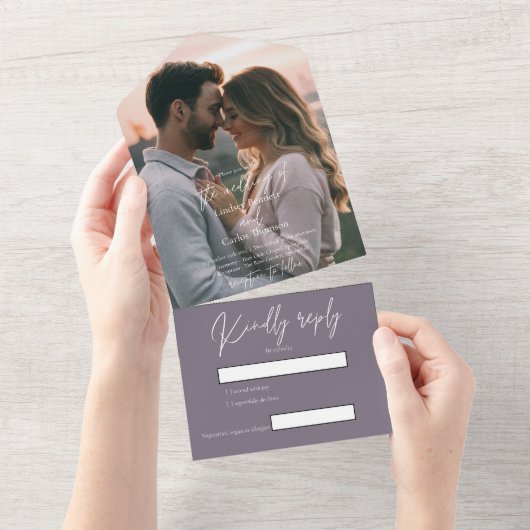 RSVPとエレガントモダンの暗い紫結婚の写真 オールインワン招待状 (貼ってはがせる)