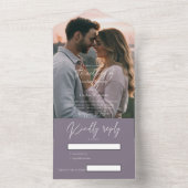 RSVPとエレガントモダンの暗い紫結婚の写真 オールインワン招待状 (内側)