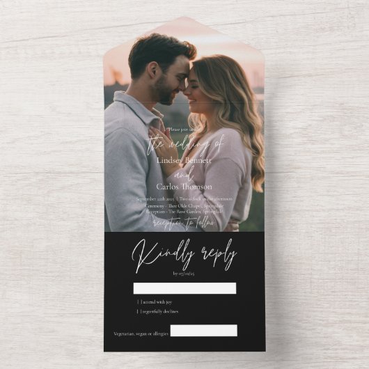 RSVPとエレガントモダンの結婚黒い写真 オールインワン招待状 (内側)