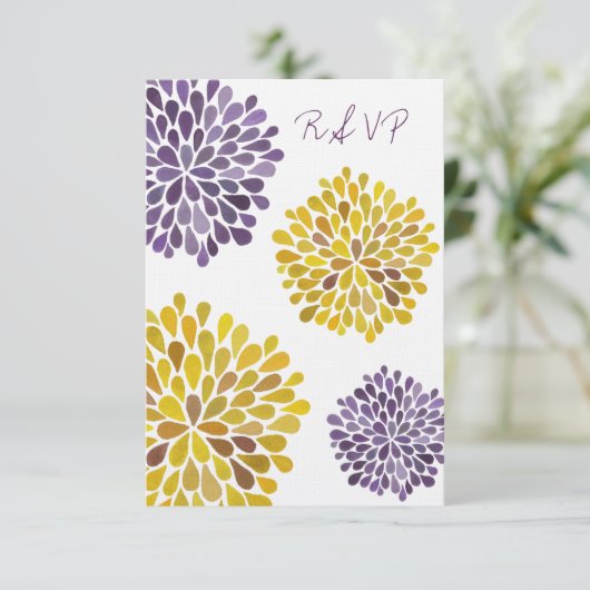 RSVPの紫色の黄色い花柄の開花の結婚式の招待状 出欠カード (スタンド正面)