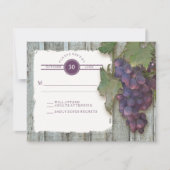 RSVPの赤ワインのヴィンテージ木製nのブドウ園の結婚式 出欠カード (正面)