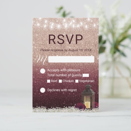 RSVPを結婚するモダンなバーガンディのばら色の金ゴールドのランタン 出欠カード (スタンド正面)