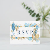 RSVPを結婚する海の青および金ゴールドの夏の下 インビテーションポストカード (スタンド正面)