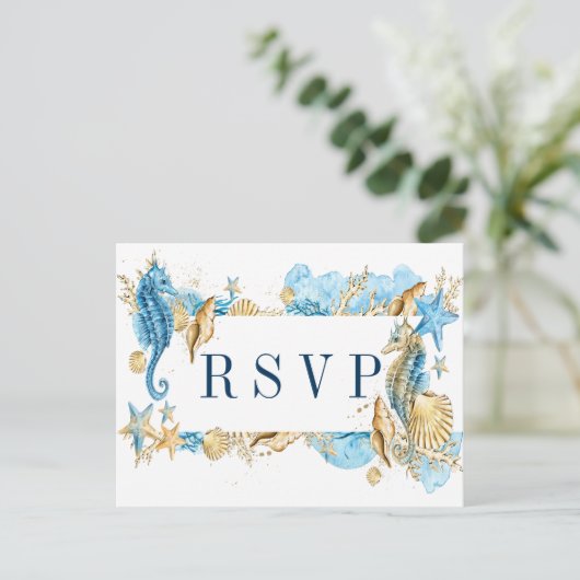 RSVPを結婚する海の青および金ゴールドの夏の下 インビテーションポストカード (スタンド正面)