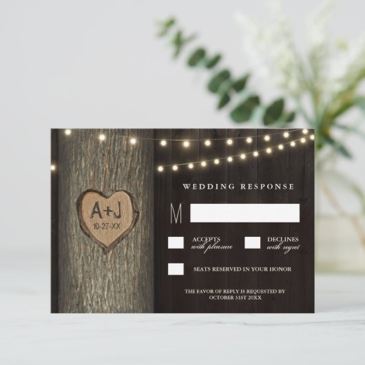 RSVPカードを結婚する切り分けられたイニシャルの古いオークの木 出欠カード (スタンド正面)