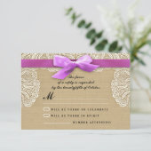 RSVPカードを結婚する白いレースのリボンおよびバーラップ 出欠カード (スタンド正面)