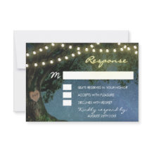 RSVPカードを結婚する素朴な切り分けられたハートのオークの木