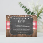 RSVPチョーク結婚の木製素朴赤チェックカード 出欠カード (スタンド正面)