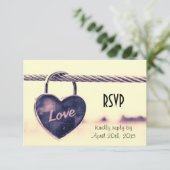 RSVPハート型ラブパドロックがロープに取り付け 出欠カード (スタンド正面)