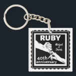 Rubyの結婚記念日が手に入る40th キーホルダー<br><div class="desc">このもしデザインの下に救済カスタマイズは、このデザイ頼ナーボタンを使用して文字。ルビーの40年結婚の結婚記念日のロマ祝ティックなデザイン。このデザインは、手を持つカップルのベクトルイラストレーションを有する。</div>