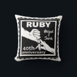 Rubyの結婚記念日が手に入る40th クッション<br><div class="desc">このもしデザインの下に救済カスタマイズは、このデザイ頼ナーボタンを使用して文字。ルビーの40年結婚の結婚記念日のロマ祝ティックなデザイン。このデザインは、手を持つカップルのベクトルイラストレーションを有する。</div>