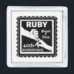 Rubyの結婚記念日が手に入る40th シルバー ラペルピン<br><div class="desc">このもしデザインの下に救済カスタマイズは、このデザイ頼ナーボタンを使用して文字。ルビーの40年結婚の結婚記念日のロマ祝ティックなデザイン。このデザインは、手を持つカップルのベクトルイラストレーションを有する。</div>