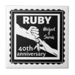 Rubyの結婚記念日が手に入る40th タイル<br><div class="desc">このもしデザインの下に救済カスタマイズは、このデザイ頼ナーボタンを使用して文字。ルビーの40年結婚の結婚記念日のロマ祝ティックなデザイン。このデザインは、手を持つカップルのベクトルイラストレーションを有する。</div>