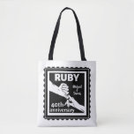 Rubyの結婚記念日が手に入る40th トートバッグ<br><div class="desc">このもしデザインの下に救済カスタマイズは、このデザイ頼ナーボタンを使用して文字。ルビーの40年結婚の結婚記念日のロマ祝ティックなデザイン。このデザインは、手を持つカップルのベクトルイラストレーションを有する。</div>