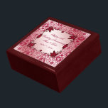 Ruby 40周年結婚記念ギフトボックス ギフトボックス<br><div class="desc">「ルビーの記念日」ギフトボックスにカスタムは、様々なテーマ画像、形、模様、スタイル、フォントを備えたルビー赤カラーのデザインを搭載したジギタルブコンのイメージボックスを提供す結婚る。この魅力的エレガントなデザインは来、カスタマイズ可能な文字レタリングと完全にあなたの特別な機会に合わせる。すべてのサイズの一致する招待状で思い出に残るイベントを完成人気がある, 装飾用クッション，ボタン，磁石，バインダー，トレイ, 紙ナプキン，詰め合わせチョコレート。</div>