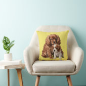 Ruby Cavalier Spaniel and her Blenheim puppy クッション (椅子)