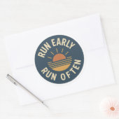 Run Early. Run Often. – Vintage Running Sticker ラウンドシール (封筒)