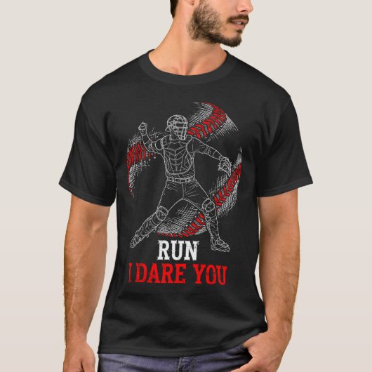 Run I Dare You Funny Baseball Catcher Graphic Play Tシャツ (正面)