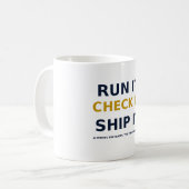 Run It Check It Ship It マグカップ — AIがクエリを書いたよ (正面左)
