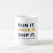 Run It Check It Ship It マグカップ — AIがクエリを書いたよ (中央)