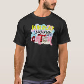 Run Play Swing Catch Graphic Patchwork Cat Tシャツ (正面)