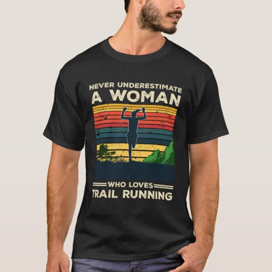 Run Runner Trail Running Never Underestimate A Wom Tシャツ (正面)