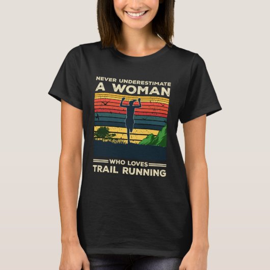 Run Runner Trail Running Never Underestimate A Wom Tシャツ (正面)