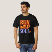 Run Wild Soul Graphic Tee - Nature Adventure Quote Tシャツ (正面フル)