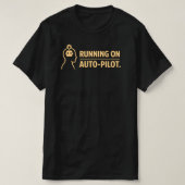 Running on Auto Pilot Funny Work Routine Tシャツ (デザイン正面)