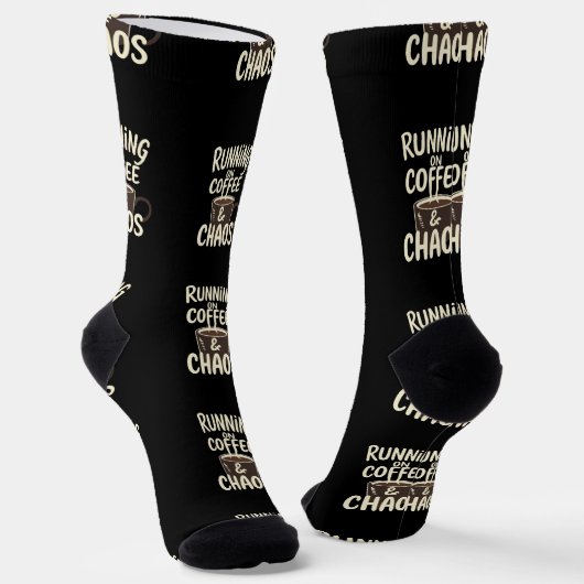 Running on Coffee and Chaos Funny Lifestyle Art ソックス (傾斜あり)