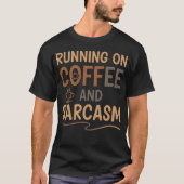 Running on Coffee and Sarcasm – Funny Daily Mood Tシャツ (正面)