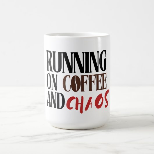 Running on Coffee & Chaos – Funny Workday Classic コーヒーマグカップ (中央)