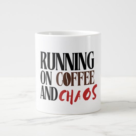 Running on Coffee & Chaos – Funny Workday Classic ジャンボコーヒーマグカップ (正面)
