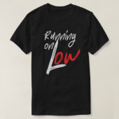 Running on Low Everyday Energy Quote Design Tシャツ (デザイン正面)