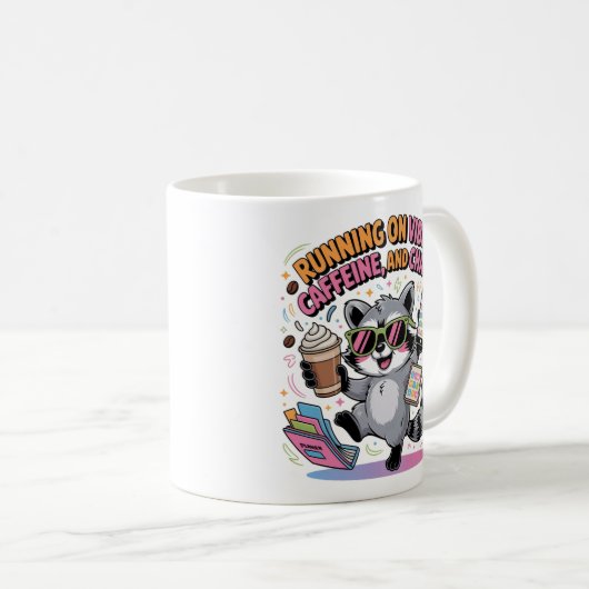 Running on Vibes, Caffeine and Chaos Chibi Raccoon コーヒーマグカップ (正面右)