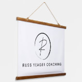 Russ Yeager Coaching シグネチャーロゴ 吊り下げ型タペストリー (傾斜あり)