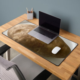 Russet Potato on White Plate Photograph デスクマット