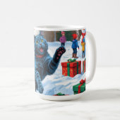 Russian Blue Cat Running Snow with Christmas Hat コーヒーマグカップ (正面右)