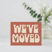 Rust Brownミニマスタイリッシュリストが新しいアドレスを移動 ポストカード (スタンド正面)