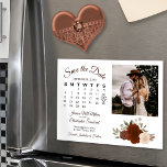 Rust Orangeフローラカレンダー&フォトカレンダー日付を保存 マグネット招待状<br><div class="desc">この美しい磁気カードは、あなたの友人や家族にあなたの今後の日付を保存することを知らせる素晴らしい結婚方法である。錆びたオレンジ、コーラルピーチ、燃えたアンバーの色合いの手の絵を描水の色のバラのクラスターと素朴なボホのシックなデザインが特徴。カードの離れ側面は、あなたの特別な日と結婚あなたの月のカスタマイズ可能なカレンダのまわりにーである。あなたの名前の宇宙、場所と短いノートがある。右に花の上にあなたの写真のための宇宙がある。エレガントスタイリッシュと、シックな、このカードはあなたの来る事の完璧な思い出結婚だ！</div>