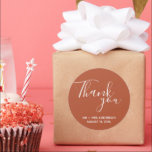 Rust Terracotta Boho 結婚's Thank You ラウンドシール<br><div class="desc">結婚式の好意ステッカーはテラコッタまたは白いテキストと錆の色で。あなたの結婚式のゲストに感謝を言う豪華なスクリプトフォントで、これらのパーソナライズされた結婚式のステッカーを読む：ありがとう。名前と日付でパーソナライズ結婚する。</div>