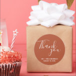 Rust Terracotta Boho 結婚's Thank You ラウンドシール<br><div class="desc">結婚式の好意ステッカーはテラコッタまたは白いテキストと錆の色で。あなたの結婚式のゲストに感謝を言う豪華なスクリプトフォントで、これらのパーソナライズされた結婚式のステッカーを読む：ありがとう。名前と日付でパーソナライズ結婚する。</div>