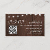 Rustic barn wood string lights wedding QR RSVP エンクロージャーカード (正面)