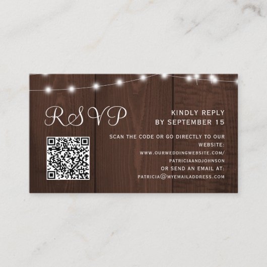 Rustic barn wood string lights wedding QR RSVP エンクロージャーカード (正面)