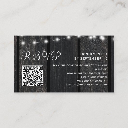 Rustic barn wood string lights wedding QR RSVP エンクロージャーカード (正面)