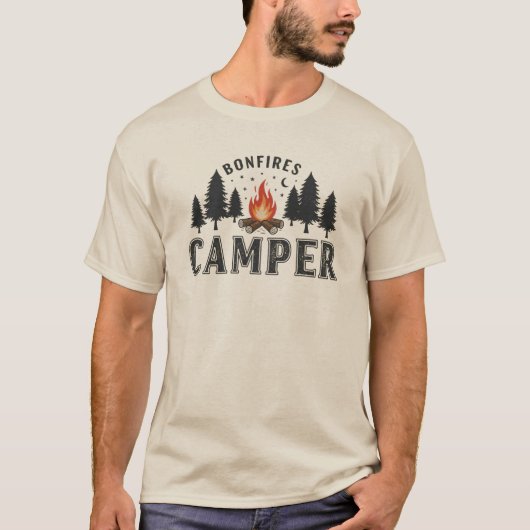 Rustic Bonfires Camper Night Forest Design Tシャツ (正面)