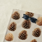 Rustic Brown Pine Cone Winter Pattern ビーチタオル (インサイチュ)