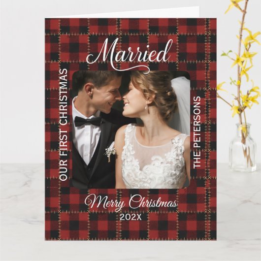 Rustic Buffalo Plaid Married First Christmas  カード (黄色い花)