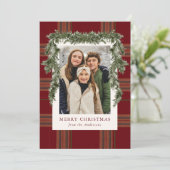 Rustic Burgundy Plaid Greenery Christmas Photo シーズンカード (スタンド正面)