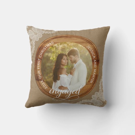 Rustic Burlap and Lace First Christmas engaged クッション (裏面)